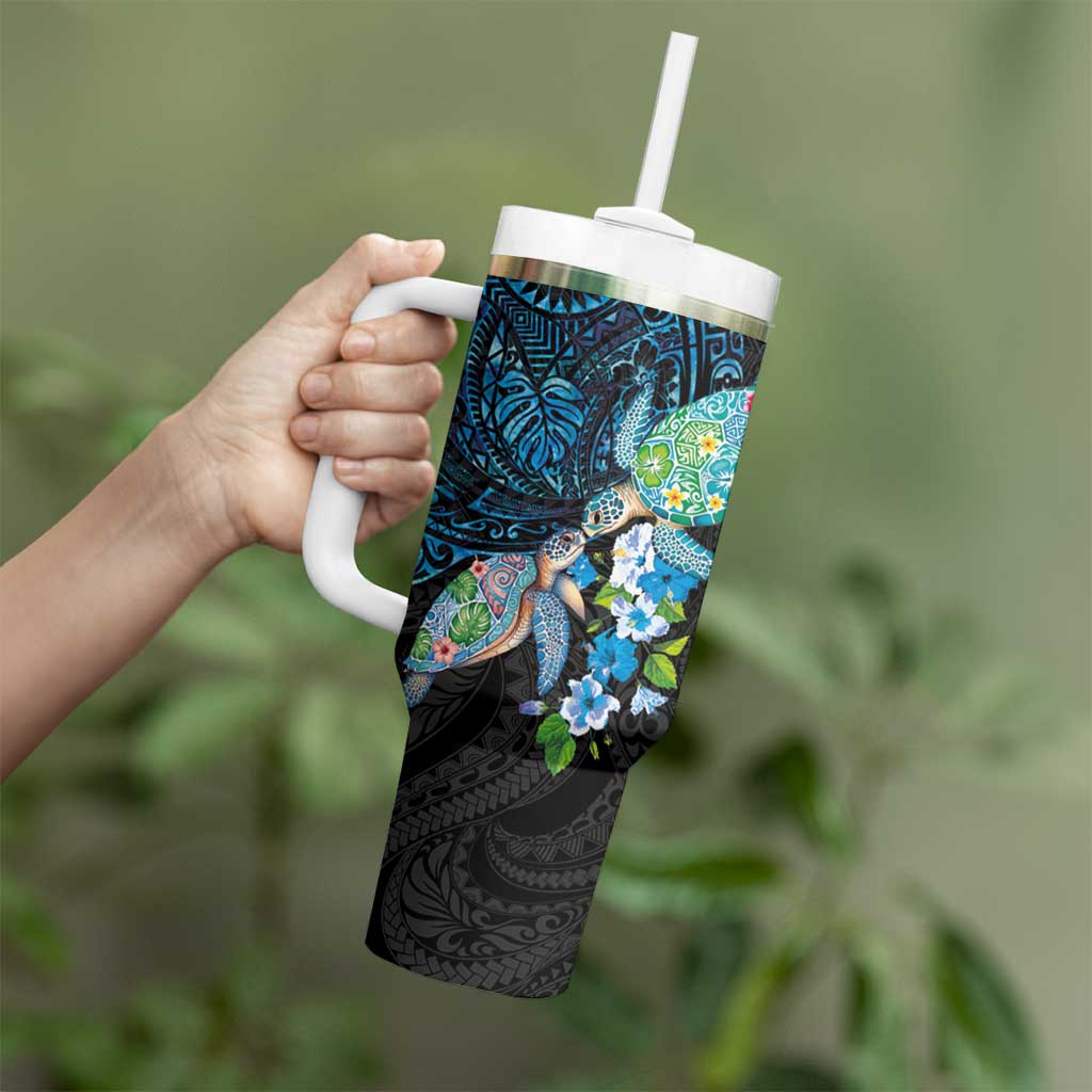Hawaiian Couple Turtles Honi Tumbler With Handle Polynesian Art Motifs and Hibiscus Black Blue Color - Polynesian Pride