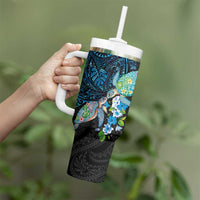 Hawaiian Couple Turtles Honi Tumbler With Handle Polynesian Art Motifs and Hibiscus Black Blue Color - Polynesian Pride