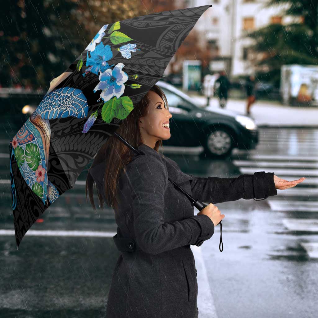 Hawaiian Couple Turtles Honi Umbrella Polynesian Art Motifs and Hibiscus Black Blue Color - Polynesian Pride