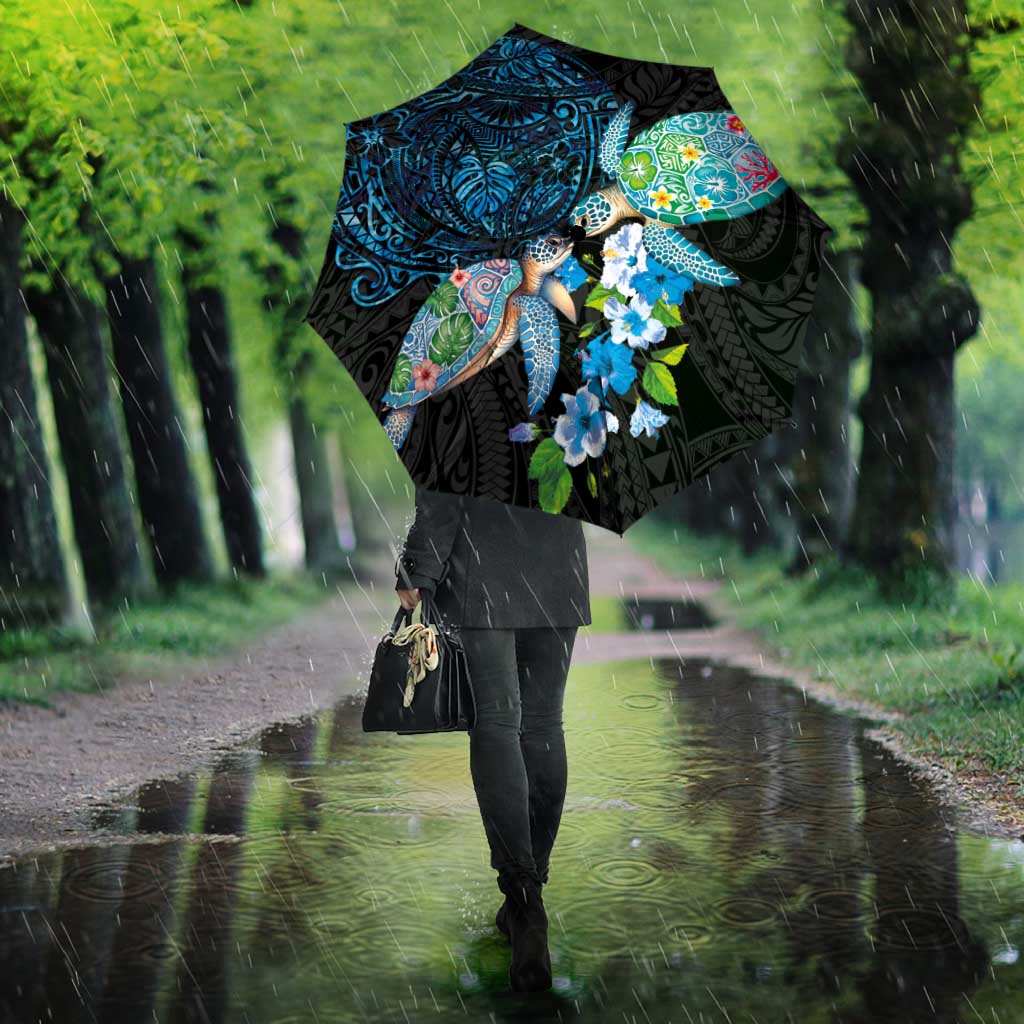 Hawaiian Couple Turtles Honi Umbrella Polynesian Art Motifs and Hibiscus Black Blue Color - Polynesian Pride