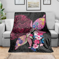 Hawaiian Couple Turtles Honi Blanket Polynesian Art Motifs and Hibiscus Black Red Color - Polynesian Pride