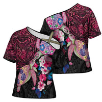Hawaiian Couple Turtles Honi Cross Shoulder Shirt Polynesian Art Motifs and Hibiscus Black Red Color - Polynesian Pride