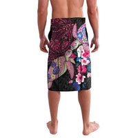 Hawaiian Couple Turtles Honi Lavalava Polynesian Art Motifs and Hibiscus Black Red Color - Polynesian Pride