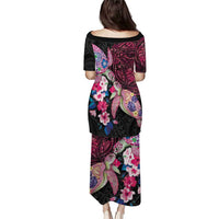 Hawaiian Couple Turtles Honi Puletasi Polynesian Art Motifs and Hibiscus Black Red Color - Polynesian Pride