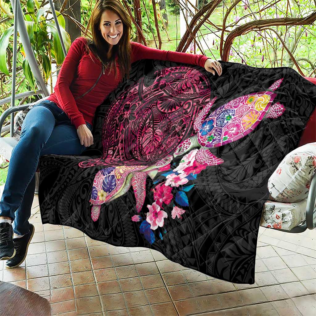 Hawaiian Couple Turtles Honi Quilt Polynesian Art Motifs and Hibiscus Black Red Color - Polynesian Pride