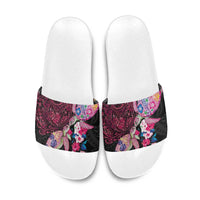 Hawaiian Couple Turtles Honi Slide Sandals Polynesian Art Motifs and Hibiscus Black Red Color - Polynesian Pride