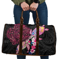 Hawaiian Couple Turtles Honi Travel Bag Polynesian Art Motifs and Hibiscus Black Red Color - Polynesian Pride