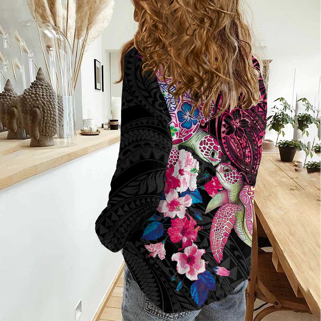 Hawaiian Couple Turtles Honi Women Casual Shirt Polynesian Art Motifs and Hibiscus Black Red Color - Polynesian Pride