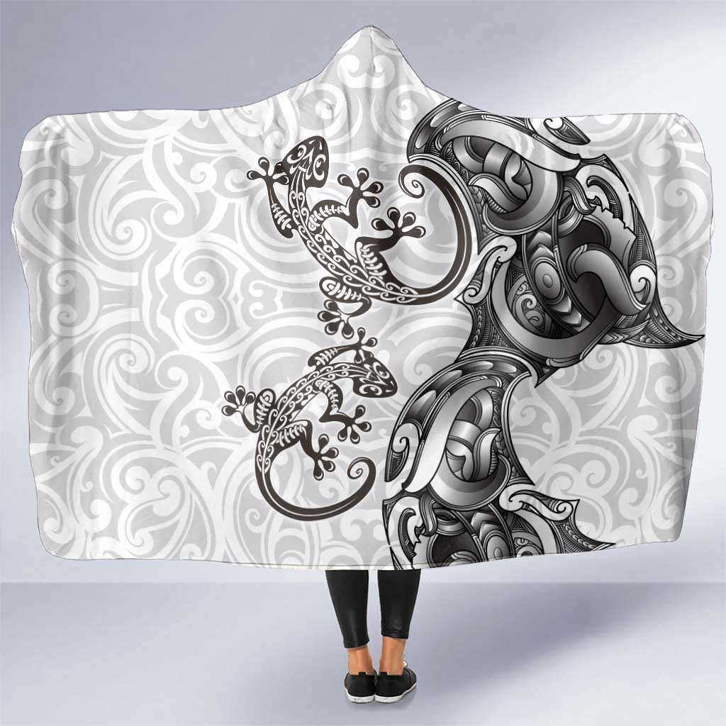 New Zealand Gecko Maori Art Tattoo Hooded Blanket White Color LT03 One Size White - Polynesian Pride