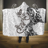 New Zealand Gecko Maori Art Tattoo Hooded Blanket White Color LT03 - Polynesian Pride