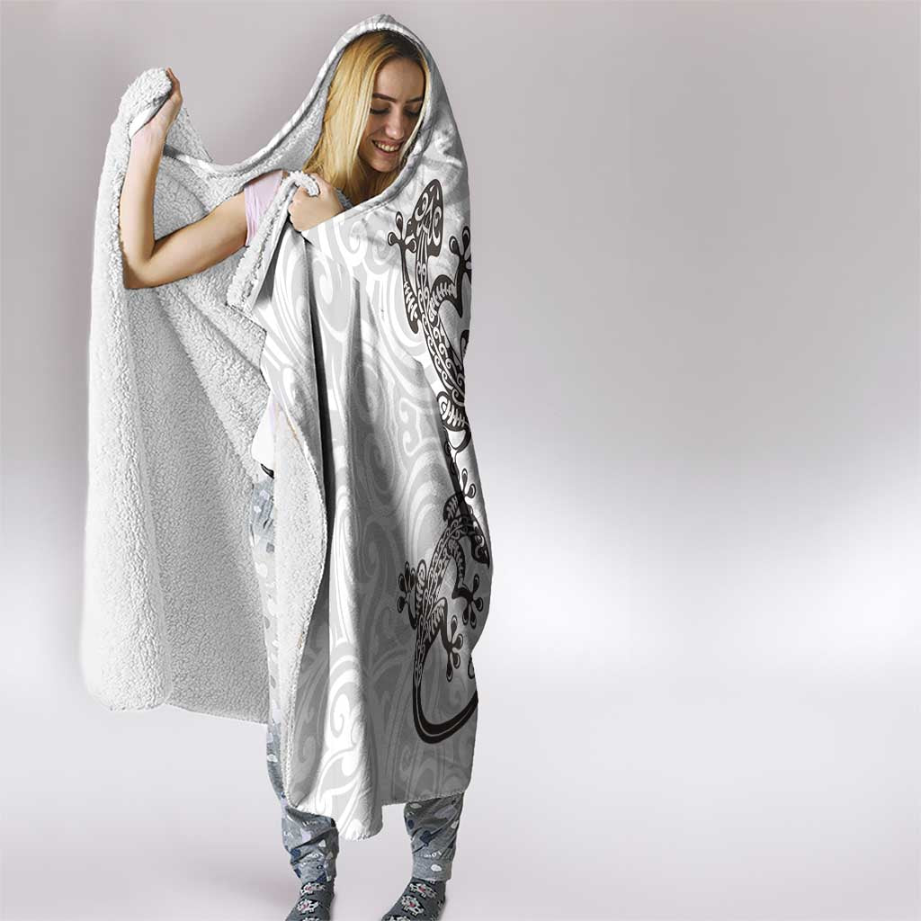 New Zealand Gecko Maori Art Tattoo Hooded Blanket White Color LT03 - Polynesian Pride