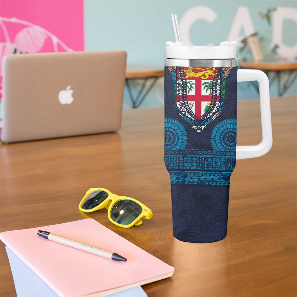 Fiji Coat of Arms Traditional Dashiki Tumbler With Handle Tapa Art and Palm Leaves Pattern Dark Navy Color - Polynesian Pride