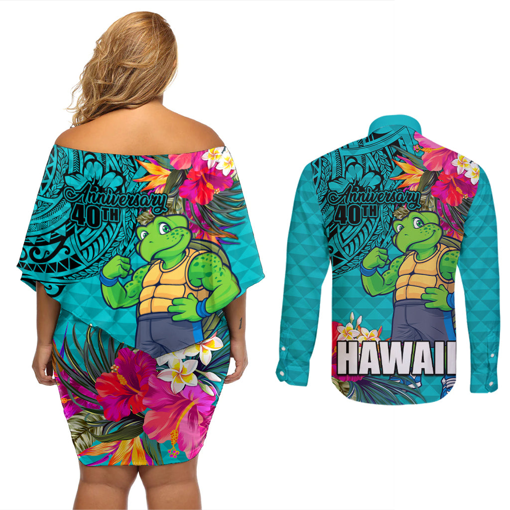 Hawaii Great Aloha Run 40th Anniversary Couples Matching Off Shoulder Short Dress and Long Sleeve Button Shirt With Turtle Mascot Marathon Hibiscus and Kakau LT03 - Polynesian Pride