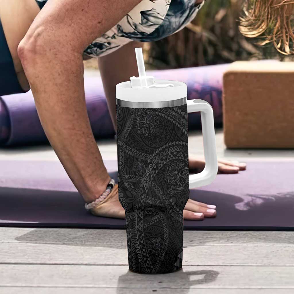 Hawaiian Kakau Art and Hisbiscus Tattoo Tumbler With Handle Tribal Pattern-Black Gradient Style - Polynesian Pride