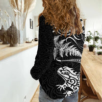 New Zealand Tuatara Tribal Tattoo Women Casual Shirt Silver Fern and Maori Pattern Black Color