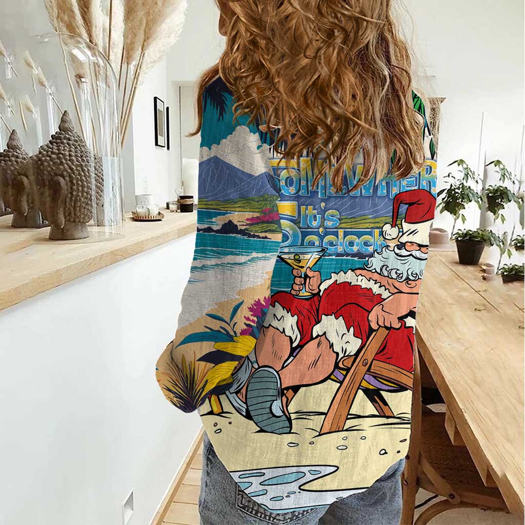 Mele Kalikimaka Hawaii It's 5 o'clock Somewhere Women Casual Shirt Funny Lazy Santa Claus Chilling with Cocktail - Polynesian Pride