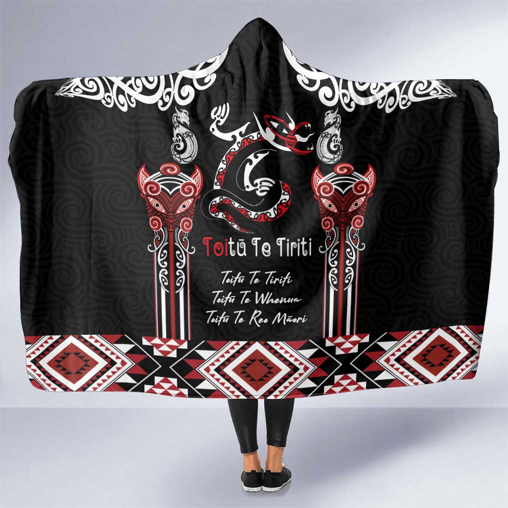 Aotearoa Toitu Te Tiriti-Maori Taniwha Hooded Blanket Toitu Te Whenua Toitu Te Reo Maori LT03 One Size Black - Polynesian Pride
