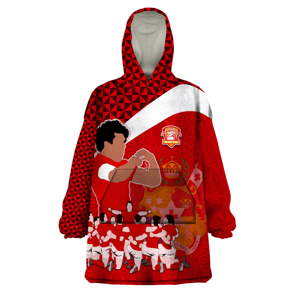 personalised-tonga-rugby-wearable-blanket-hoodie-sipi-tau-dance-coat-of-arms-ngatu-pattern