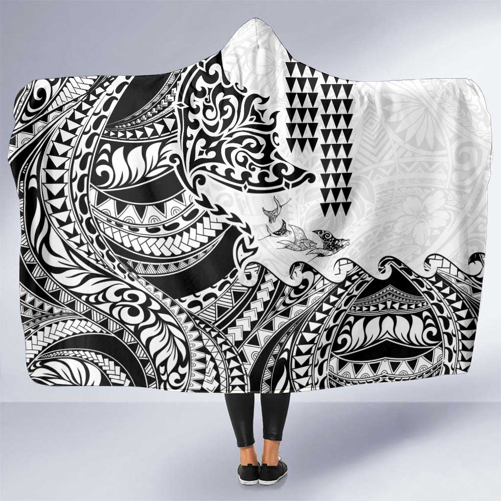 Hawaiian Tribal Manta Ray Hooded Blanket Kakau Tattoo and Polynesian Art Motif Pattern LT03 One Size Multicolor - Polynesian Pride