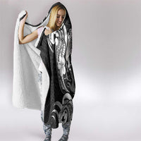 Hawaiian Manta Rays Hooded Blanket Tribal Hibiscus Polynesian Tattoos Black Color - Polynesian Pride