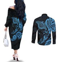 Hawaiian Manta Rays Couples Matching Off The Shoulder Long Sleeve Dress and Long Sleeve Button Shirt Tribal Hibiscus Polynesian Tattoos Blue Color - Polynesian Pride