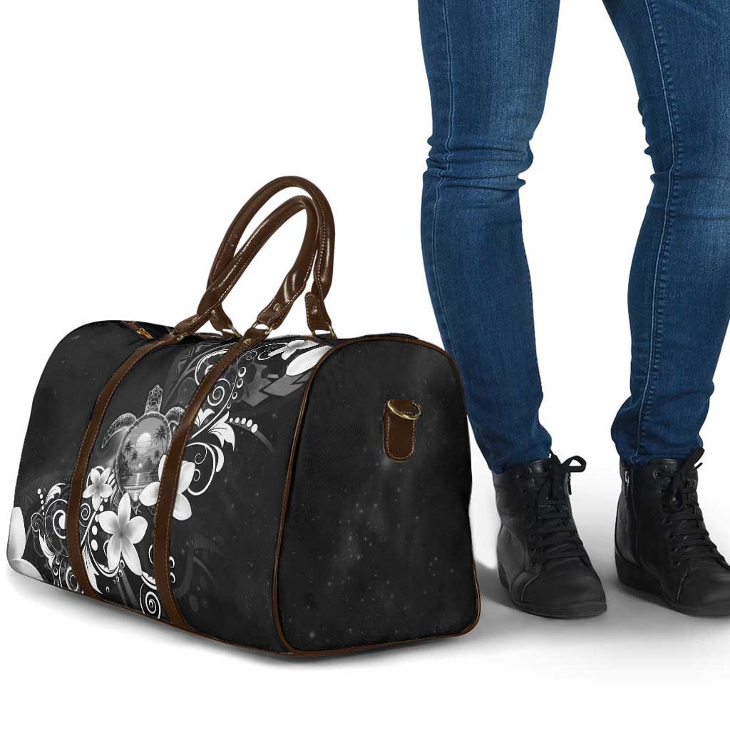 Hawaii Honu Travel Bag Polynesian Curves Plumeria Grayscale - Polynesian Pride