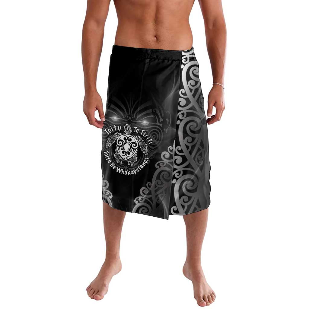 Aotearoa Toitu Te Tiriti Lavalava Ka Mua Ka Muri LT05 Black - Polynesian Pride