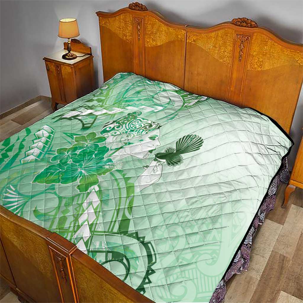 Aotearoa Maori Wahine Quilt Fantail Bird Green Gold Marble