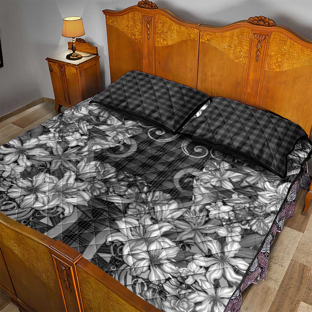 Hawaii Palaka Quilt Bed Set Black Tribal Pattern With Tropical Flowers - Polynesian Pride