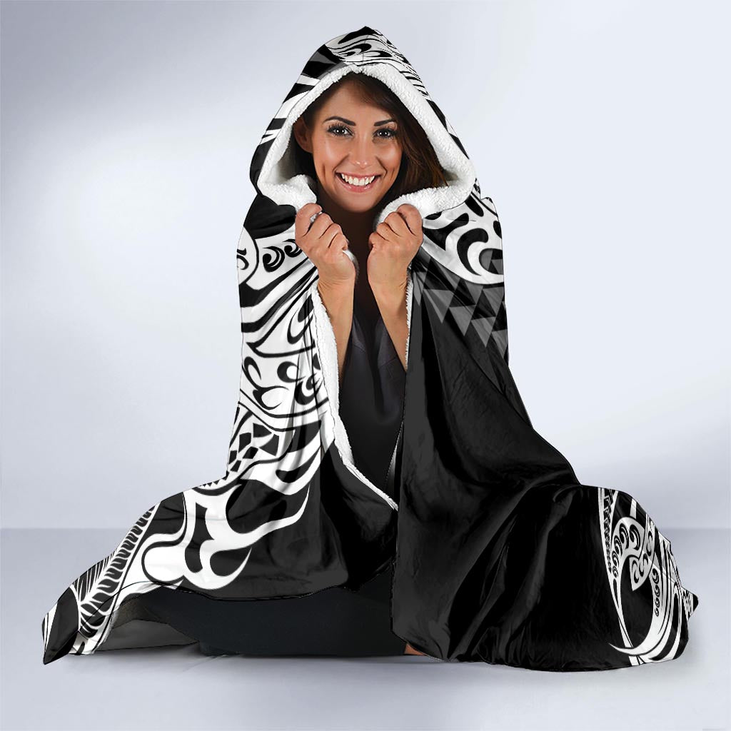 Hawaii Maui Upena Kiloi Hooded Blanket Kakau Tribal Pattern Black Version LT05 - Polynesian Pride