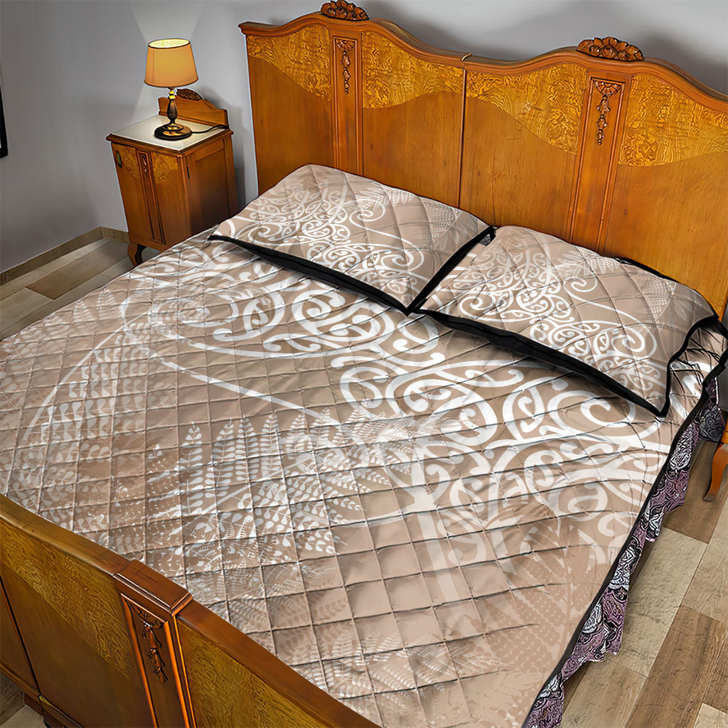 Aotearoa Maori Koru Curves Quilt Bed Set Silver Ferns - Mocha