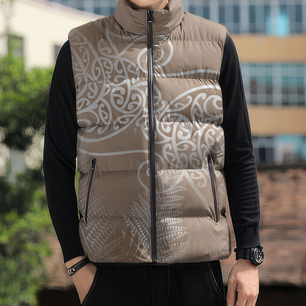 Aotearoa Maori Koru Curves Sleeveless Puffer Jacket Silver Ferns - Mocha LT7 - Polynesian Pride