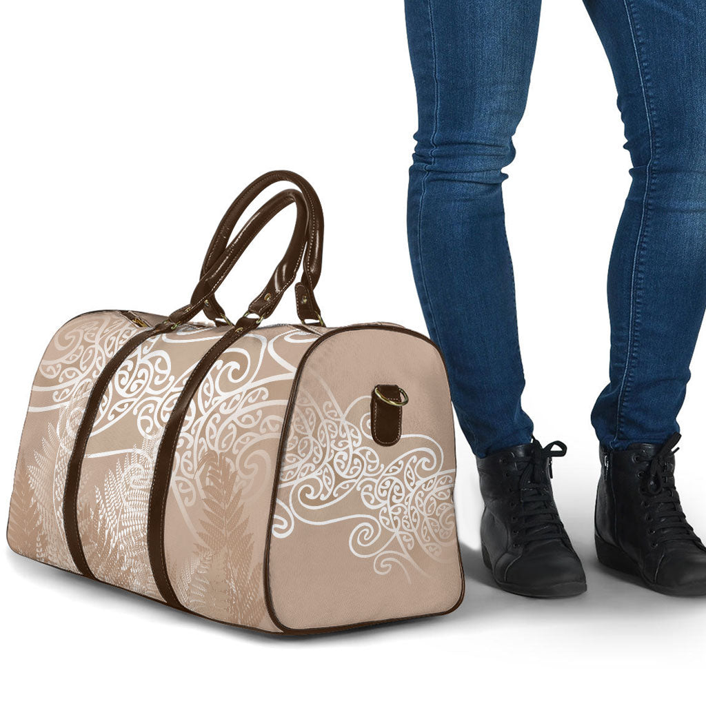 Aotearoa Maori Koru Curves Travel Bag Silver Ferns - Mocha LT7 - Polynesian Pride