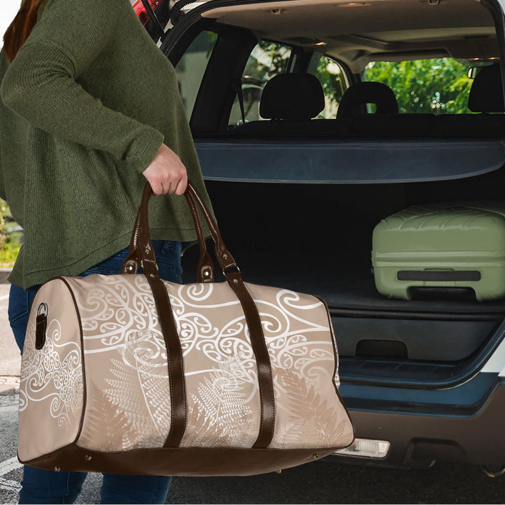 Aotearoa Maori Koru Curves Travel Bag Silver Ferns - Mocha LT7 - Polynesian Pride