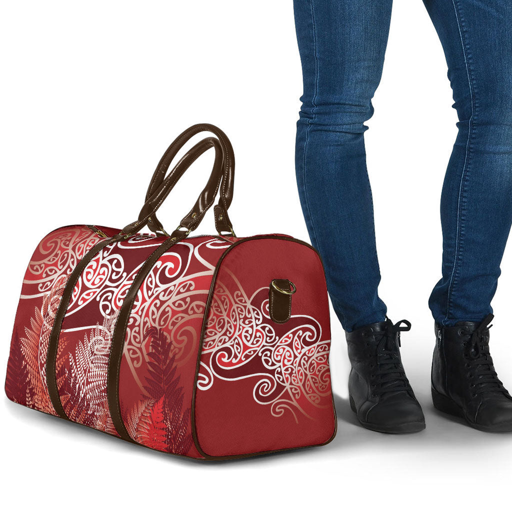 Aotearoa Maori Koru Curves Travel Bag Silver Ferns - Crimson Red LT7 - Polynesian Pride