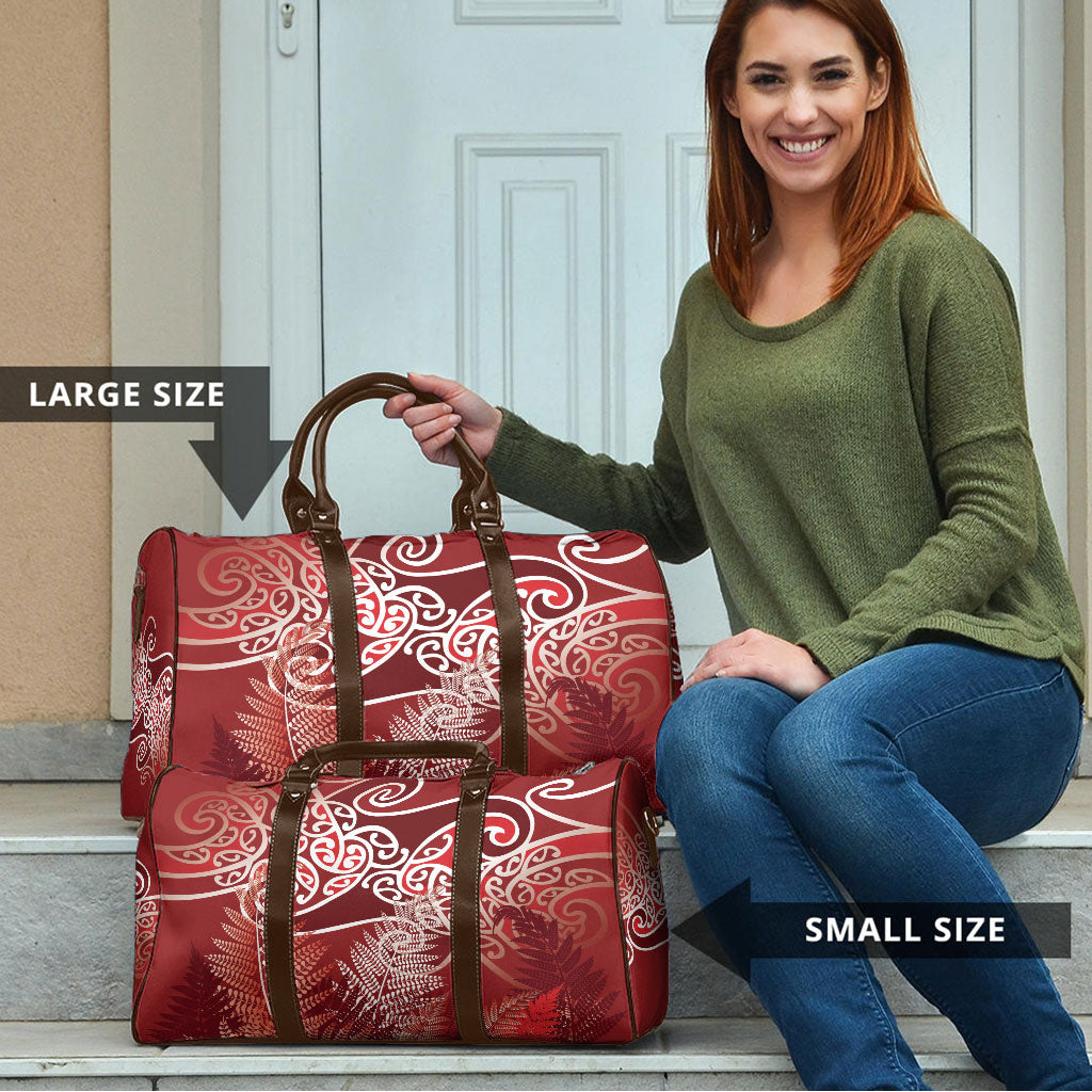 Aotearoa Maori Koru Curves Travel Bag Silver Ferns - Crimson Red LT7 - Polynesian Pride
