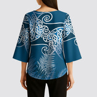 Aotearoa Maori Koru Curves Kimono Sleeve Blouse Silver Ferns - Navy Blue LT7 - Polynesian Pride