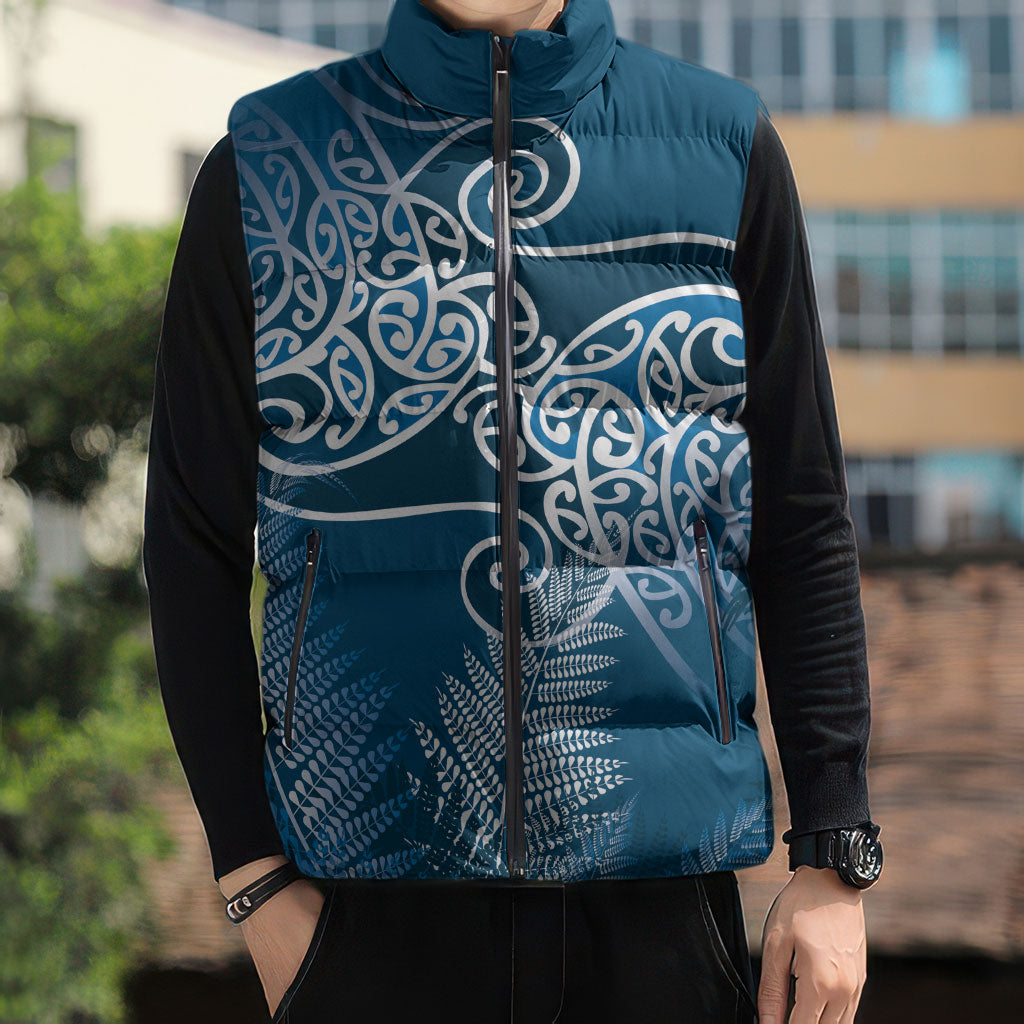 Aotearoa Maori Koru Curves Sleeveless Puffer Jacket Silver Ferns - Navy Blue LT7 - Polynesian Pride