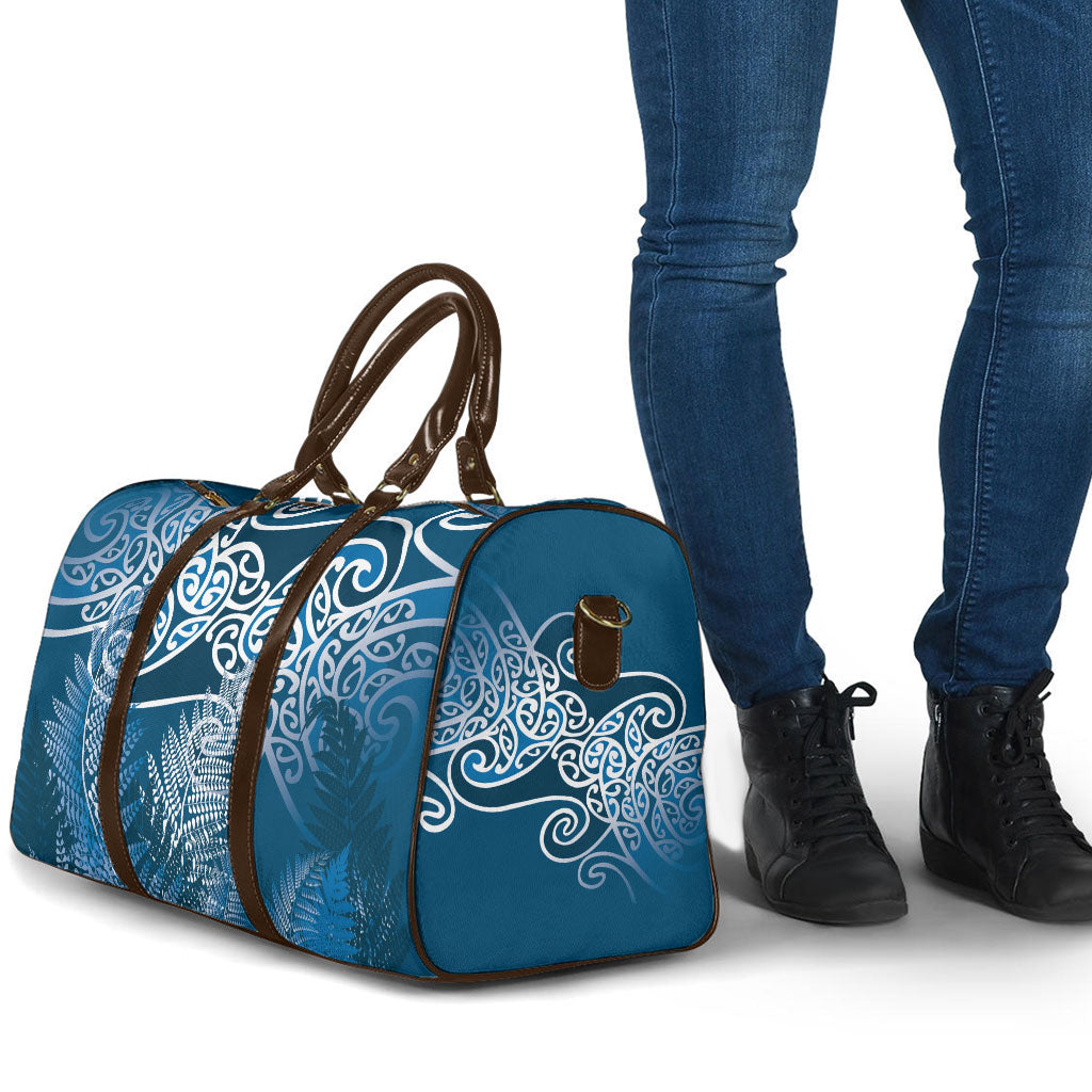 Aotearoa Maori Koru Curves Travel Bag Silver Ferns - Navy Blue LT7 - Polynesian Pride