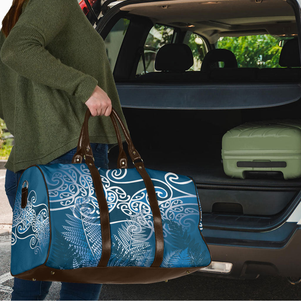 Aotearoa Maori Koru Curves Travel Bag Silver Ferns - Navy Blue LT7 - Polynesian Pride