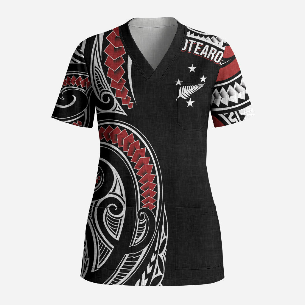 New Zealand Darts Personalized Hei Manaia Scrub Top Classic Kowhaiwhai LT7 Adult Black - Polynesian Pride