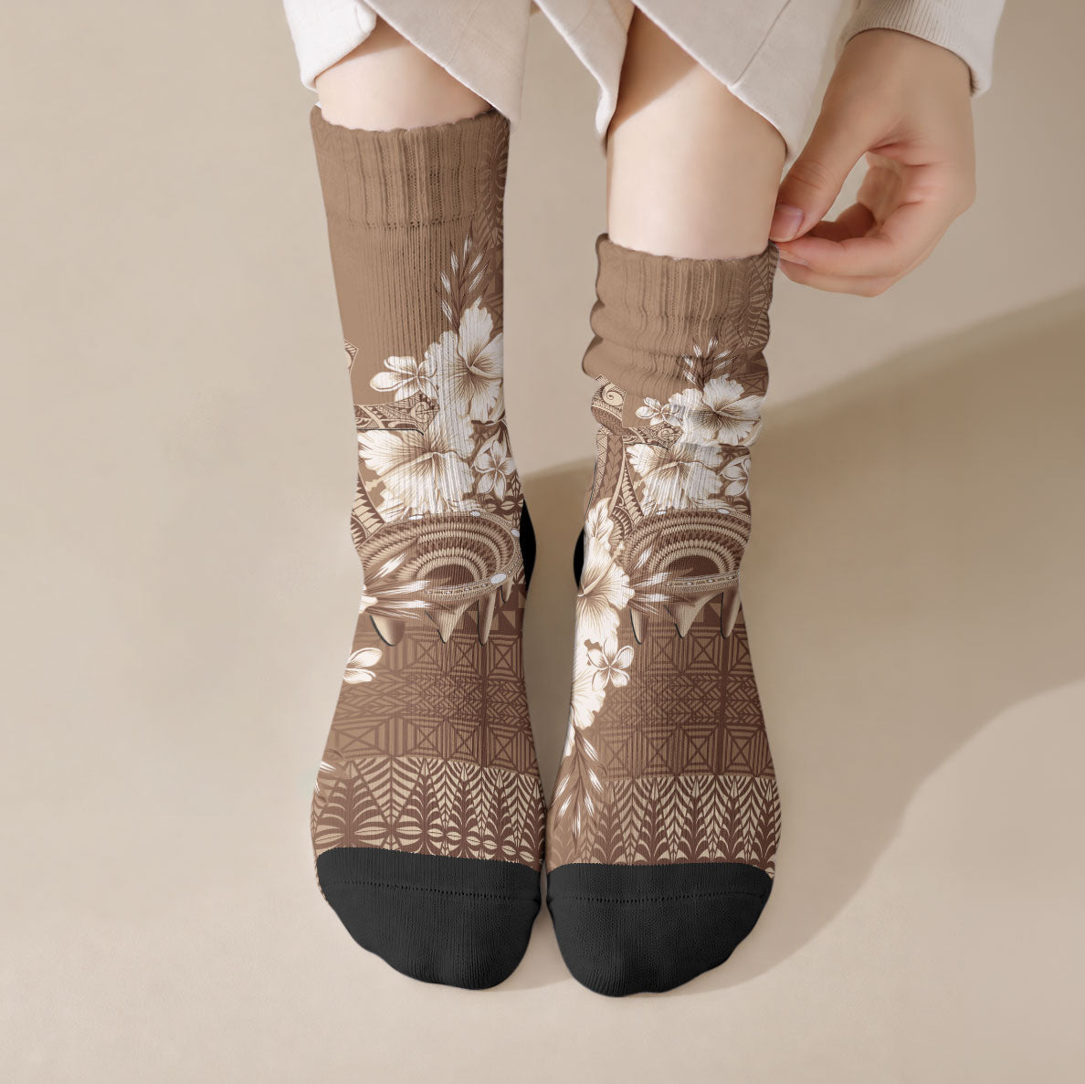 Tonga Ngatu Kupesi Brown Tapa Crew Socks Koe Otua Mo Tonga Ko Hoku Tofia LT7 Crew Socks Mocha - Polynesian Pride