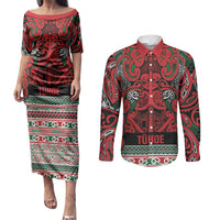 Aotearoa Iwi Tuhoe Couples Matching Puletasi and Long Sleeve Button Shirt Maori Wharenui House Tribal Pattern LT9 Green Red - Polynesian Pride