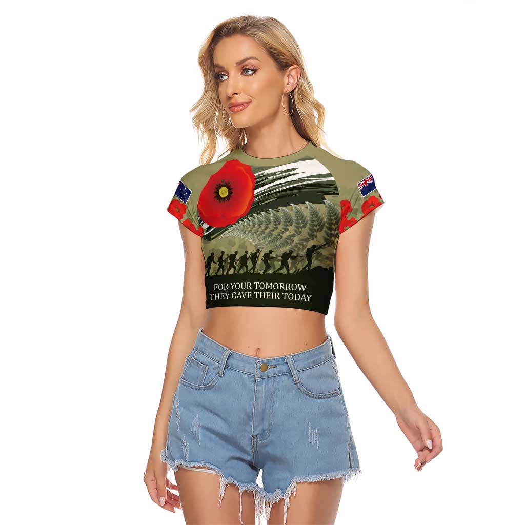 ANZAC Day We Remember Raglan Cropped T Shirt Maori Silver Fern Camouflage Motif