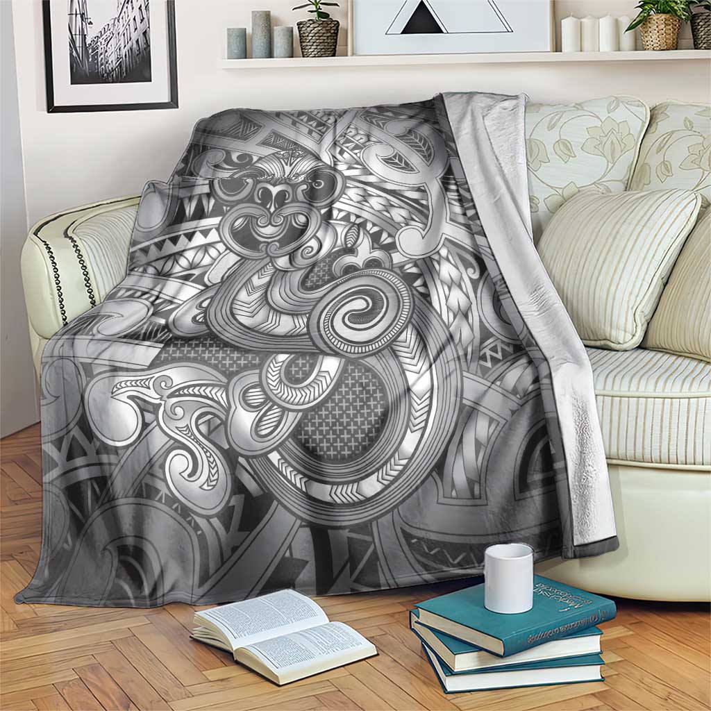 Aotearoa Maori Hei Tiki Blanket Kiwikiwi Kowhaiwhai Puhoro Motif LT9 Grey - Polynesian Pride