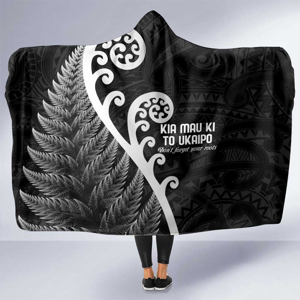 Kia Mau Ki To Ukaipo Hooded Blanket Te Reo Maori Koru Fern Art LT9 One Size Black - Polynesian Pride