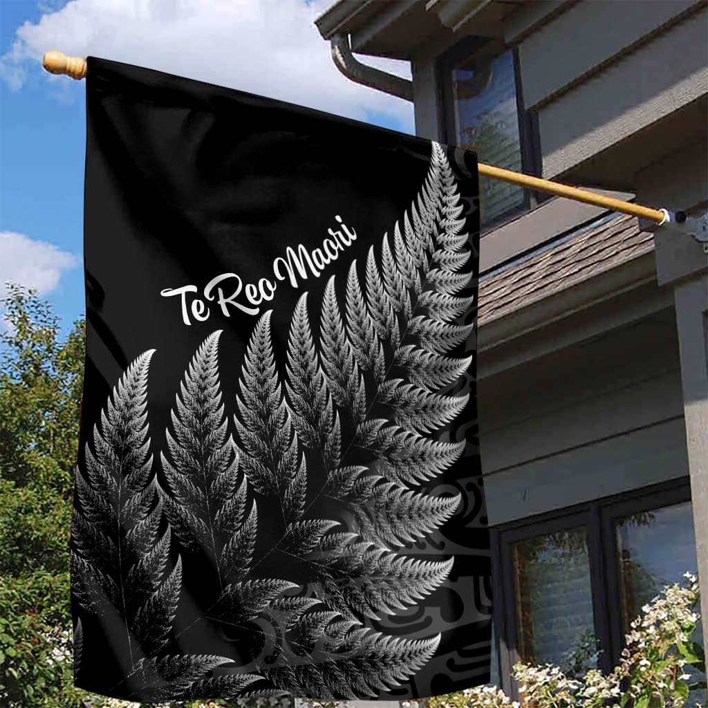 New Zealand Te Reo Mori Garden Flag Simple Black Fern LT9 - Polynesian Pride