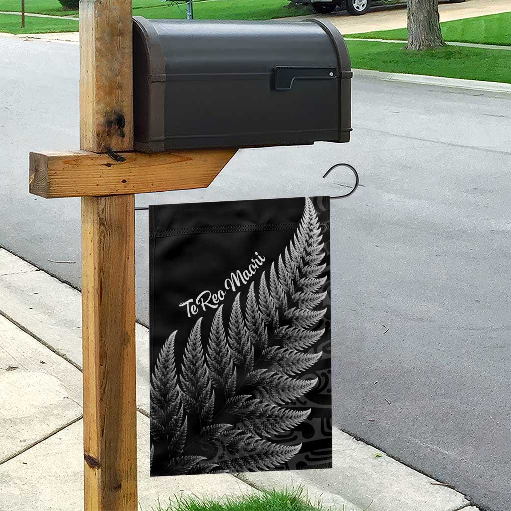 New Zealand Te Reo Mori Garden Flag Simple Black Fern LT9 - Polynesian Pride