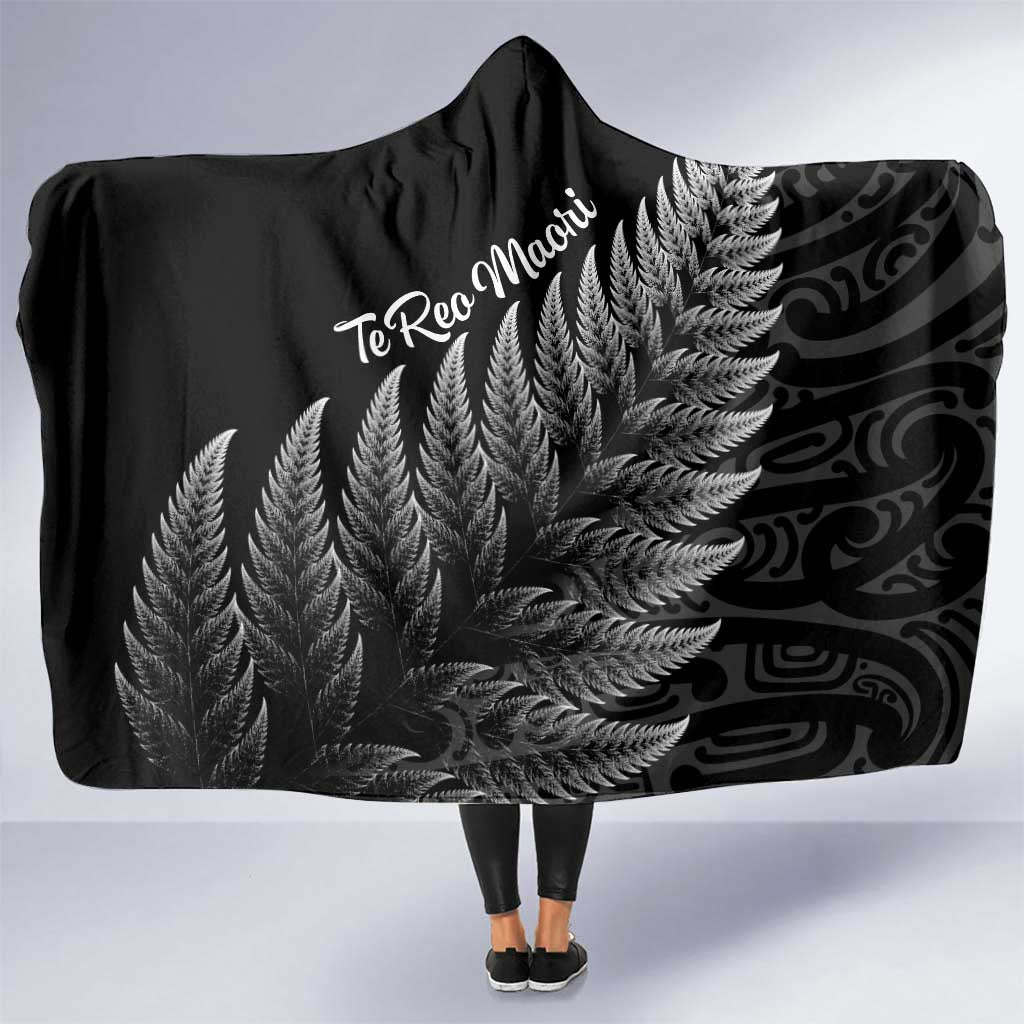 New Zealand Te Reo Mori Hooded Blanket Simple Black Fern LT9 One Size Black - Polynesian Pride