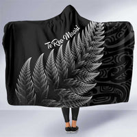 New Zealand Te Reo Mori Hooded Blanket Simple Black Fern LT9 One Size Black - Polynesian Pride